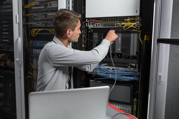 Jovem Bonito Homem Negócios Engeneer Datacenter Servidor Quarto — Fotografia de Stock