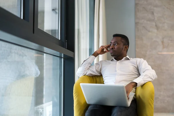 オフィスの作業でハンサムなアフリカ系アメリカ人実業家 — ストック写真