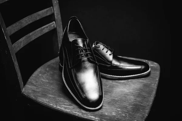 Black Man Shoes Wooden Chair — Stock Photo, Image