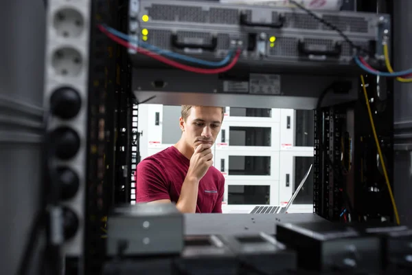 Engenheiro Servidor Masculino Trabalha Laptop Grande Data Center — Fotografia de Stock