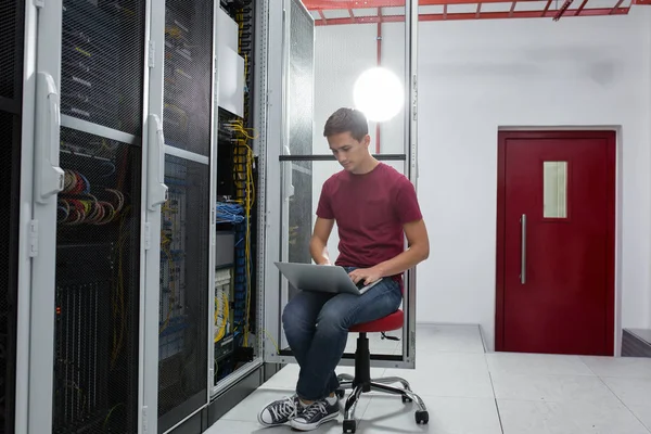 Hombre Joven Conectando Cables Gabinete Del Servidor Mientras Trabaja Con —  Fotos de Stock