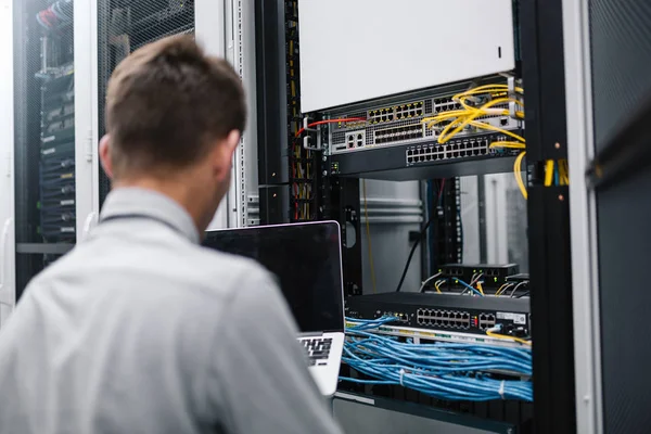 Young Man Connecting Wires Server Cabinet While Working Supercomputer Data — Stock Photo, Image