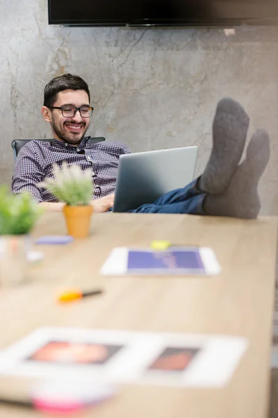 Полная Длина Расслабленного Случайного Молодого Бизнесмена Сидящего Ногами Столе Офисе — стоковое фото
