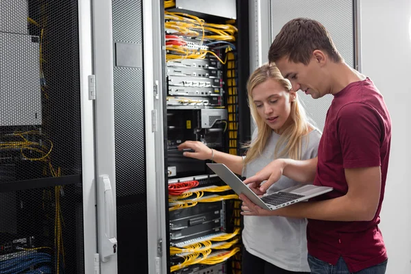 Equipe Técnicos Que Trabalham Conjunto Servidores Data Center — Fotografia de Stock