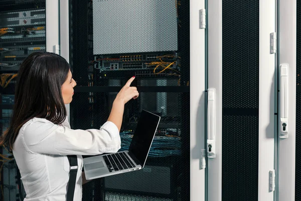 Technika Apecialist Kobiety Pomocą Laptopa Podczas Analizowania Serwera Serwerowni — Zdjęcie stockowe