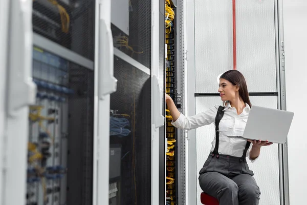 Technician Examining Server Server Room — Stock Photo, Image