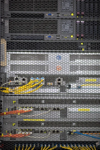 ネットワークスイッチとイーサネットケーブル データセンターのコンセプト — ストック写真