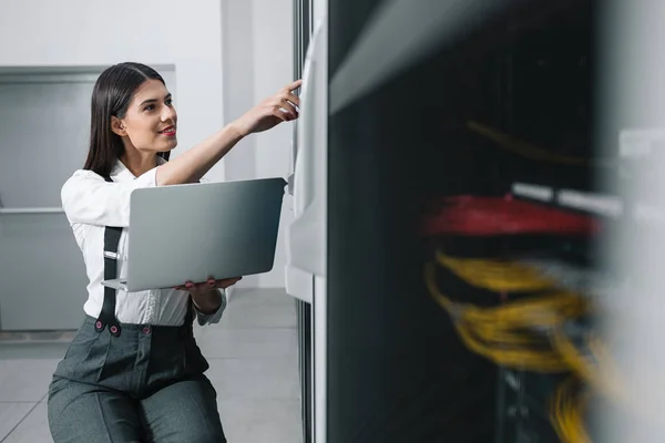 Técnica Apecialista Mujer Utilizando Ordenador Portátil Analizar Servidor Sala Servidores —  Fotos de Stock