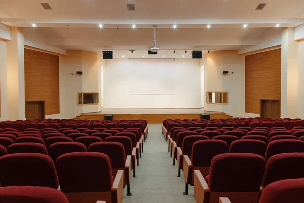 Grande Sala Aula Vazia Com Cadeiras Vermelhas — Fotografia de Stock