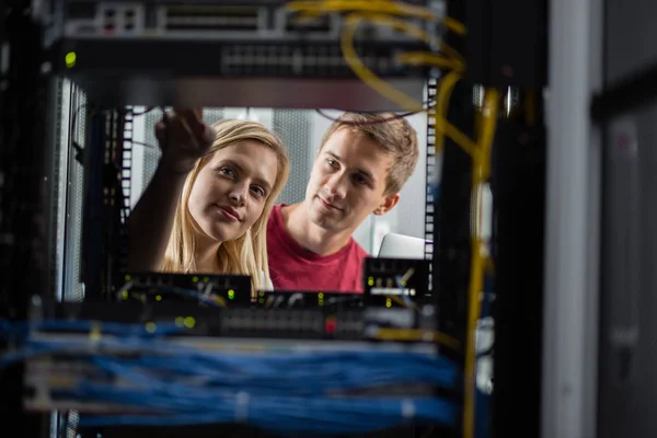 Equipe Técnicos Que Trabalham Conjunto Servidores Data Center — Fotografia de Stock