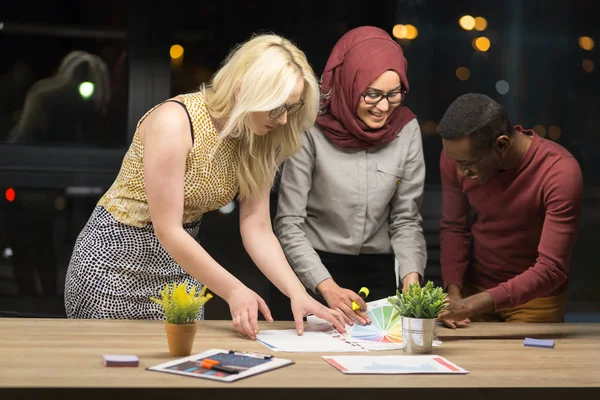 Geschäftskollegen Überstunden Termin Und Personalkonzept Spät Abends Büro Arbeiten Stockbild