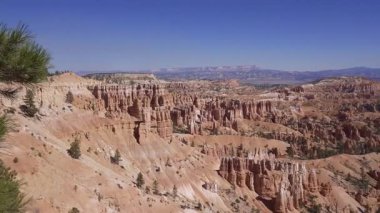 Utah 'taki Bryce Canyon Ulusal Parkı. Paunsaugunt Platosu boyunca dev doğal amfi tiyatrolarında haydutlar. Rim Trail 'den Görüntüle.