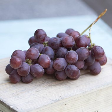 koyu kırmızı tatlı üzüm