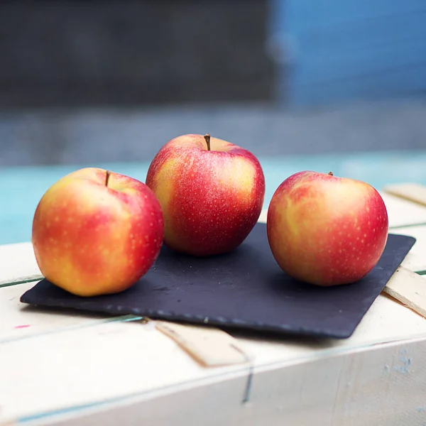 Red Yellow Apples Table — Stock Photo, Image