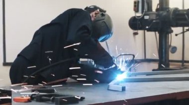 Kaynakçı üretimde çalışır. Savunma kurumsal. 2018