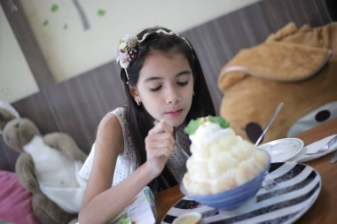 Küçük çocuklar Asya zevk buz kristal yemek.