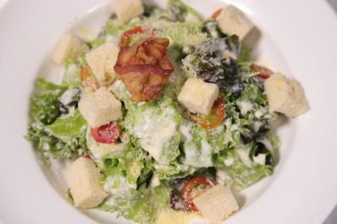 Ispanak salatası peynir ve küp ekmek