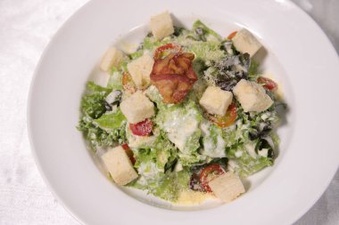 Ispanak salatası peynir ve küp ekmek