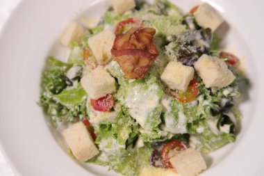 Ispanak salatası peynir ve küp ekmek