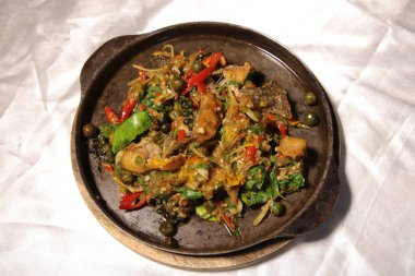 Tayland kızarmış baharatlı balık Dolly