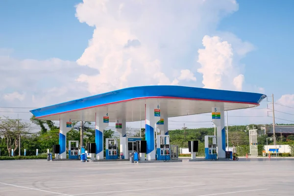 Benzinkút Kék Égbolttal — Stock Fotó