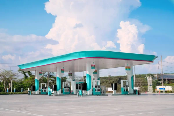 Mavi gökyüzü ile benzin istasyonu.