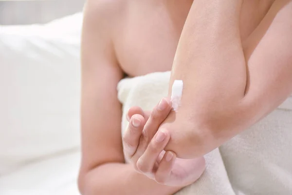 Kadın dirsek krem uygulayarak, losyon, hijyen cilt vücut bakımı conce