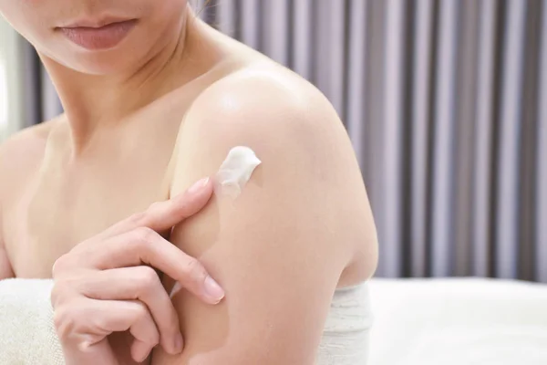 Mujer que aplica crema de brazos, loción, concepto de cuidado corporal de la piel higiénica — Foto de Stock