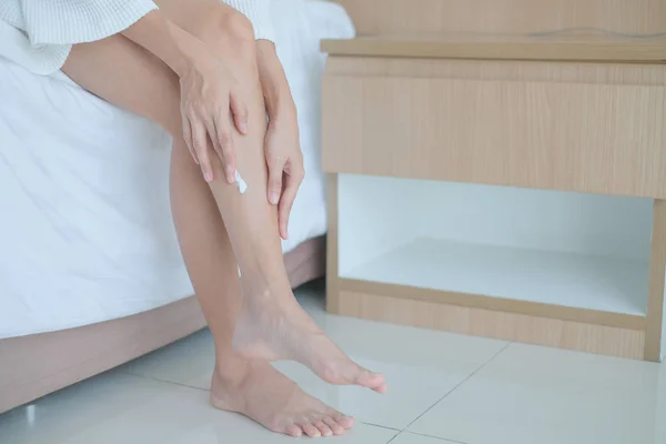 Γυναίκα εφαρμογή κρέμα ποδιών, λοσιόν, υγιεινή περιποίηση σώματος δέρμα — Φωτογραφία Αρχείου