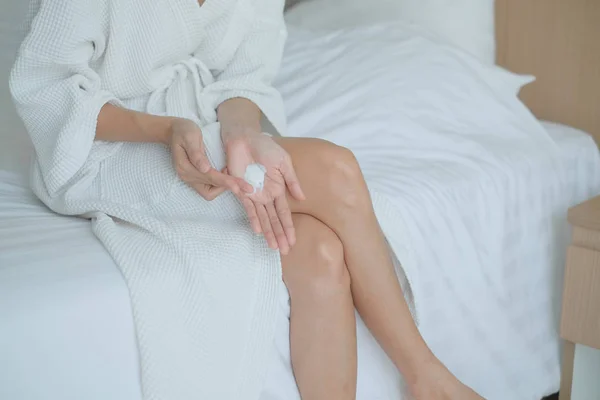 Mujer aplicando crema hidratante / loción en las manos, belleza concep — Foto de Stock