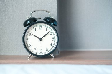 Gri arkaplan üzerindeki alarm saati ve kopyalama alanı tasarlamanız için.