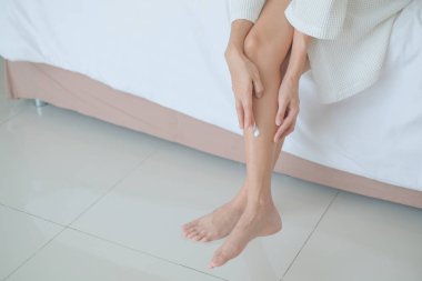 Kadın bacaklar krem, losyon, hijyen cilt vücut bakımı cONCEP uygulayarak