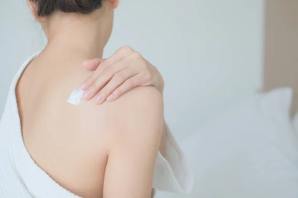 Frau Anwendung ihrer Rückencreme, Lotion, Hygiene Haut Körperpflege co — Stockfoto