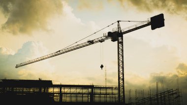 Tower Crane İnşaat 'ın silueti mavi gökyüzünde kopya alanı ile