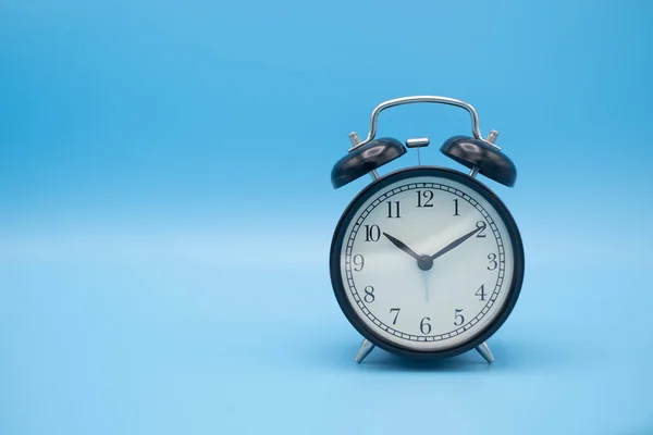 Годинник Нагадування Синьому Фоні Копіюванням Простору Вашого Дизайну — стокове фото