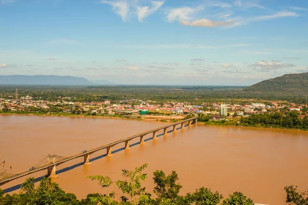 横跨湄公河在老挝巴色的桥梁 — 图库照片