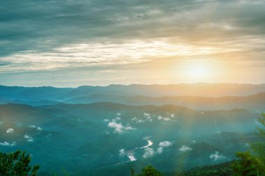 Sunrise ışık sabah Doi samer dao Nan Eyaleti, Tayland Sri Nan Milli Parkı, görüntüleme.