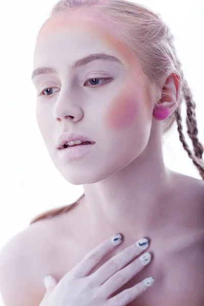 Retrato Una Hermosa Chica Con Maquillaje Creativo Sobre Fondo Blanco — Foto de Stock
