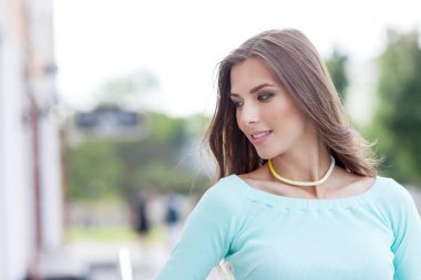 Bir sokak yürüyüş güzel bir kadın portresi. Gençlik tarzında.