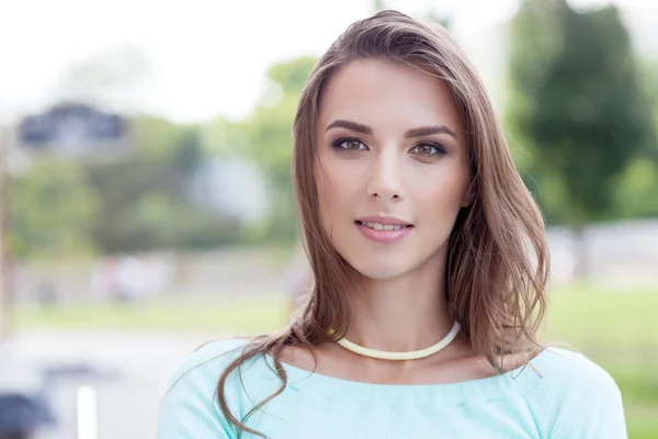 Ritratto Una Bella Donna Stile Giovanile Una Passeggiata Città Con — Foto Stock