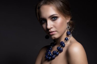 Güzel makyaj ve hairsty ile güzel bir kadın portresi