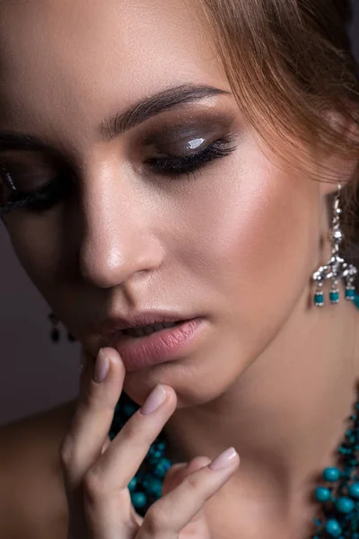 Closeup portrait of beautiful woman with beautiful makeup — Stock Photo, Image
