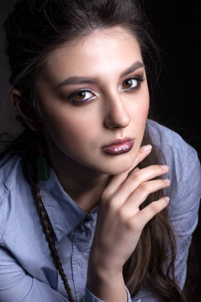Ritratto Una Bella Adolescente Sfondo Nero Con Bel Trucco Piercing — Foto Stock