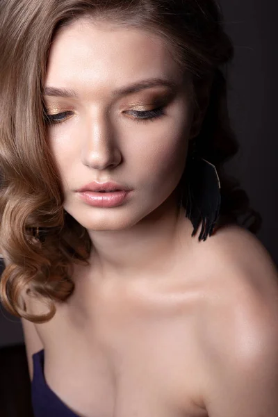 Retrato de una hermosa chica sobre un fondo gris . — Foto de Stock