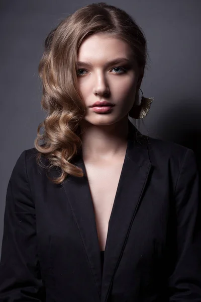 Retrato de una hermosa mujer con una chaqueta negra. — Foto de Stock