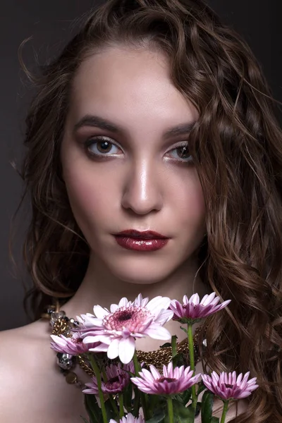 Retrato de una hermosa adolescente con maquillaje creativo . — Foto de Stock