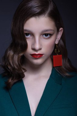 Güzel genç kız, harika makyaj ve saç modeli ile.