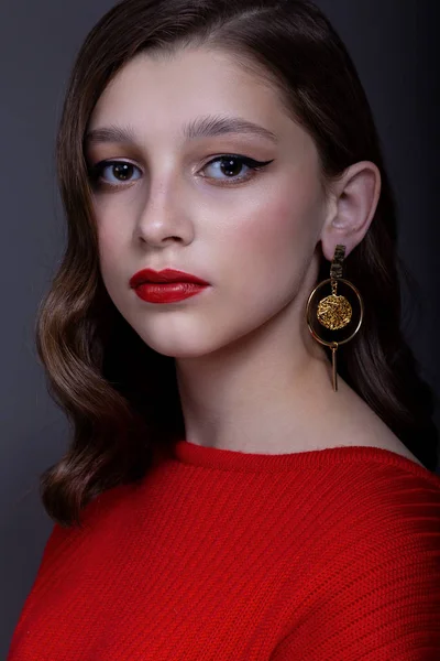 Ritratto di un'adolescente con un maglione rosso . — Foto Stock