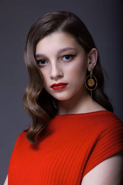 Ritratto di un'adolescente con un maglione rosso . — Foto Stock