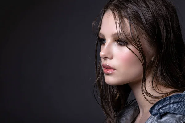 Hermoso retrato de una adolescente . — Foto de Stock